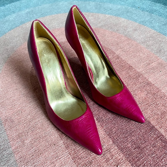 C Label fuschia embossed snakeskin pattern leather pumps. 4 inch glossy heel. - Picture 2 of 6